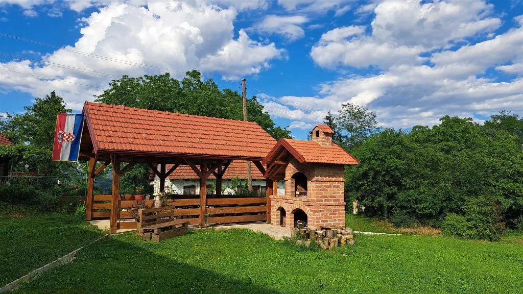 Kokotova hiža kuća za odmor sa četiri drvena objekta, roštilj, jaccuzi