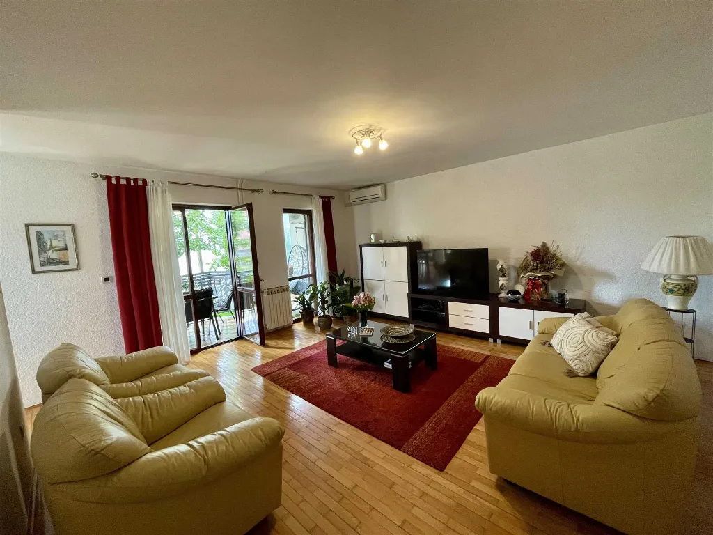 Two-Bedroom Apartment in Rovinj with Parking
