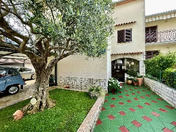 Two-Bedroom Apartment in Rovinj with Parking