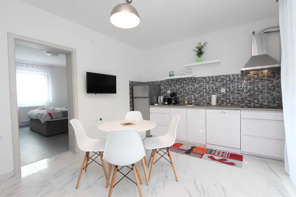 Two-Bedroom Apartment in Rovinj with Parking