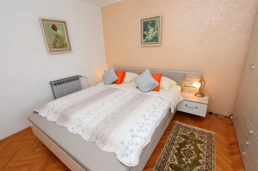 Two-Bedroom Apartment in Rovinj with Parking
