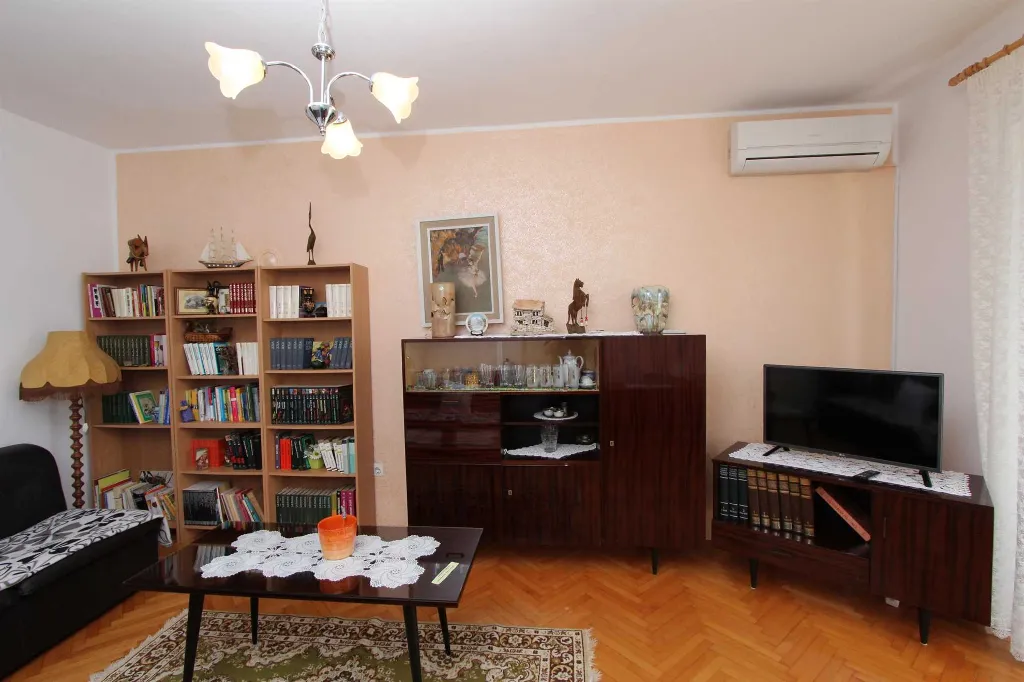 Two-Bedroom Apartment in Rovinj with Parking