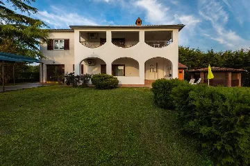 Three-Bedroom Apartment in Pula for 8 Guests