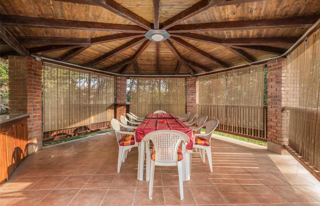 Three-Bedroom Apartment in Pula for 8 Guests