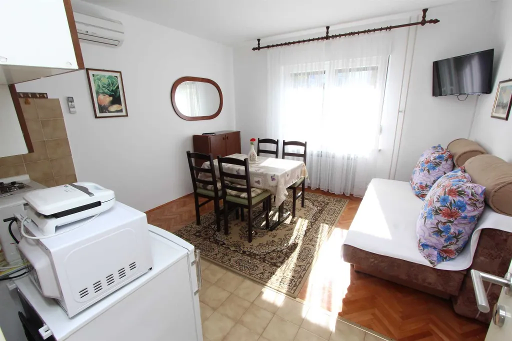 One-Bedroom Apartment in Rovinj for Up to 4 Guests