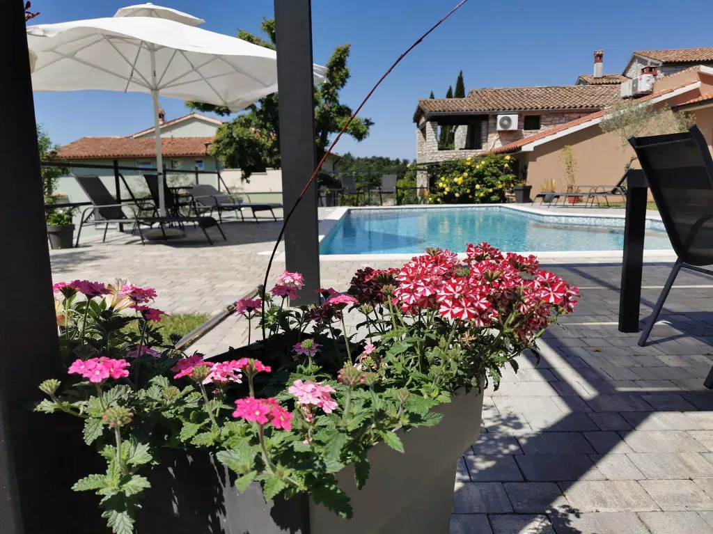 One-Bedroom Apartment with Shared Pool in Pilkovići
