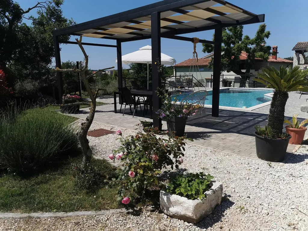 One-Bedroom Apartment with Shared Pool in Pilkovići