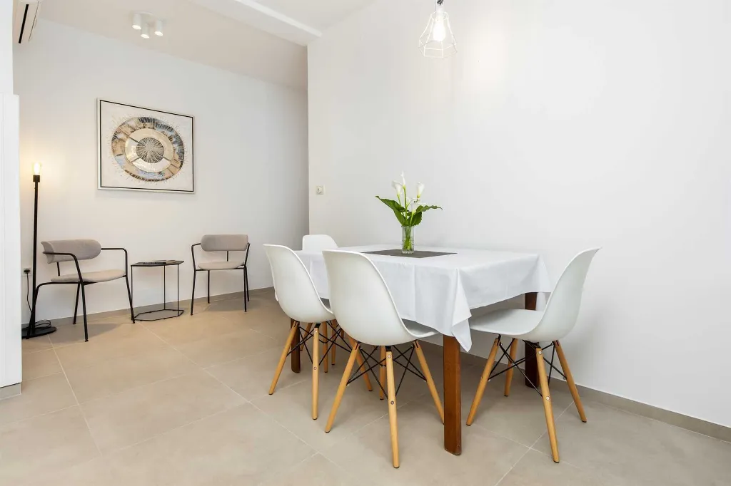 Two-Bedroom Apartment in Rovinj with Parking