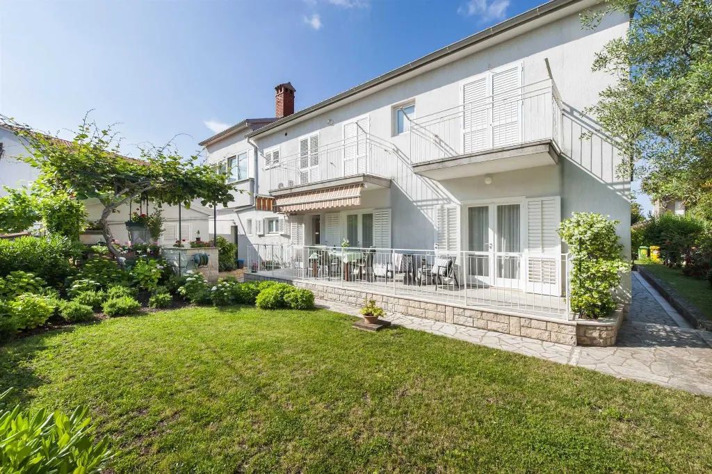 Two-Bedroom Apartment in Rovinj with Parking