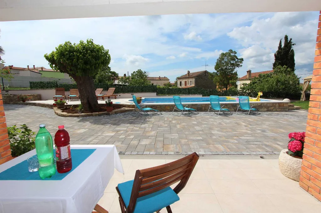 One-Bedroom Apartment for 2 in Rovinjsko Selo with Pool