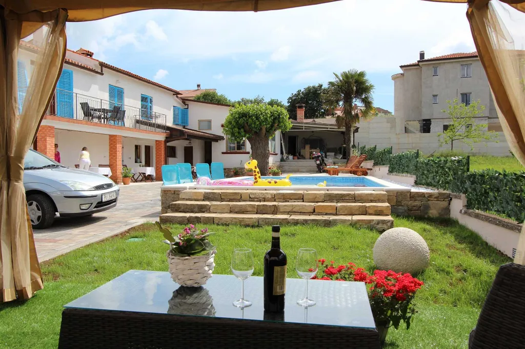 Studio with Terrace and Pool Access in Rovinjsko Selo