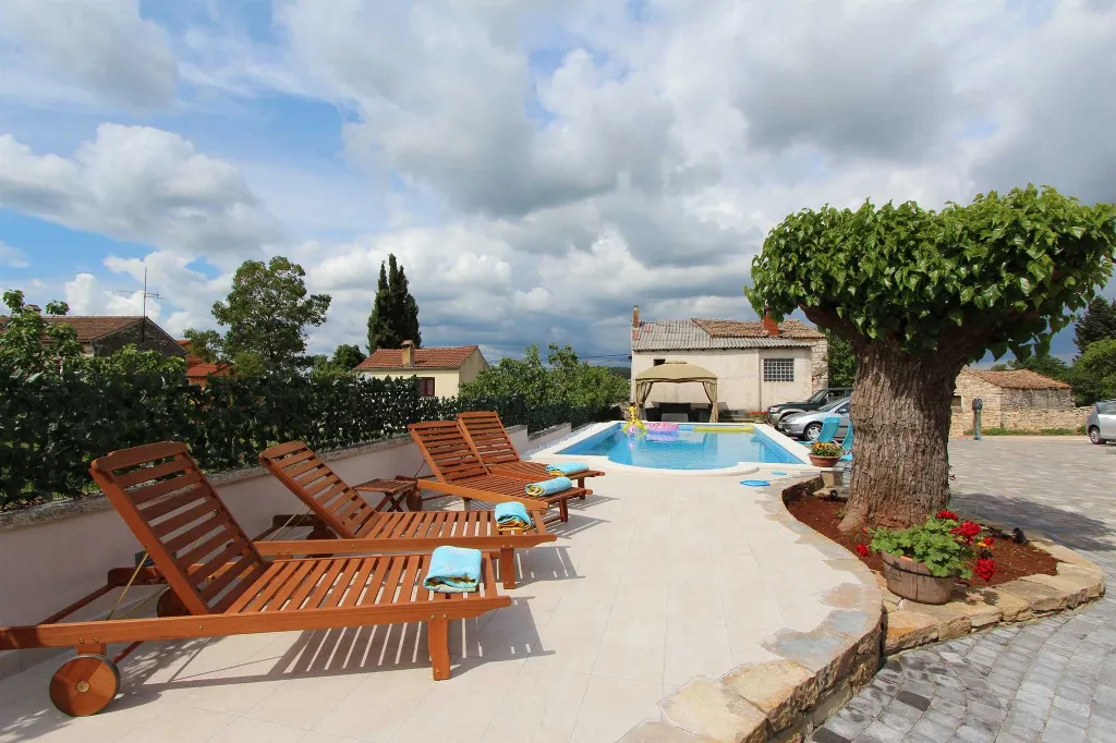 Studio with Terrace and Pool Access in Rovinjsko Selo