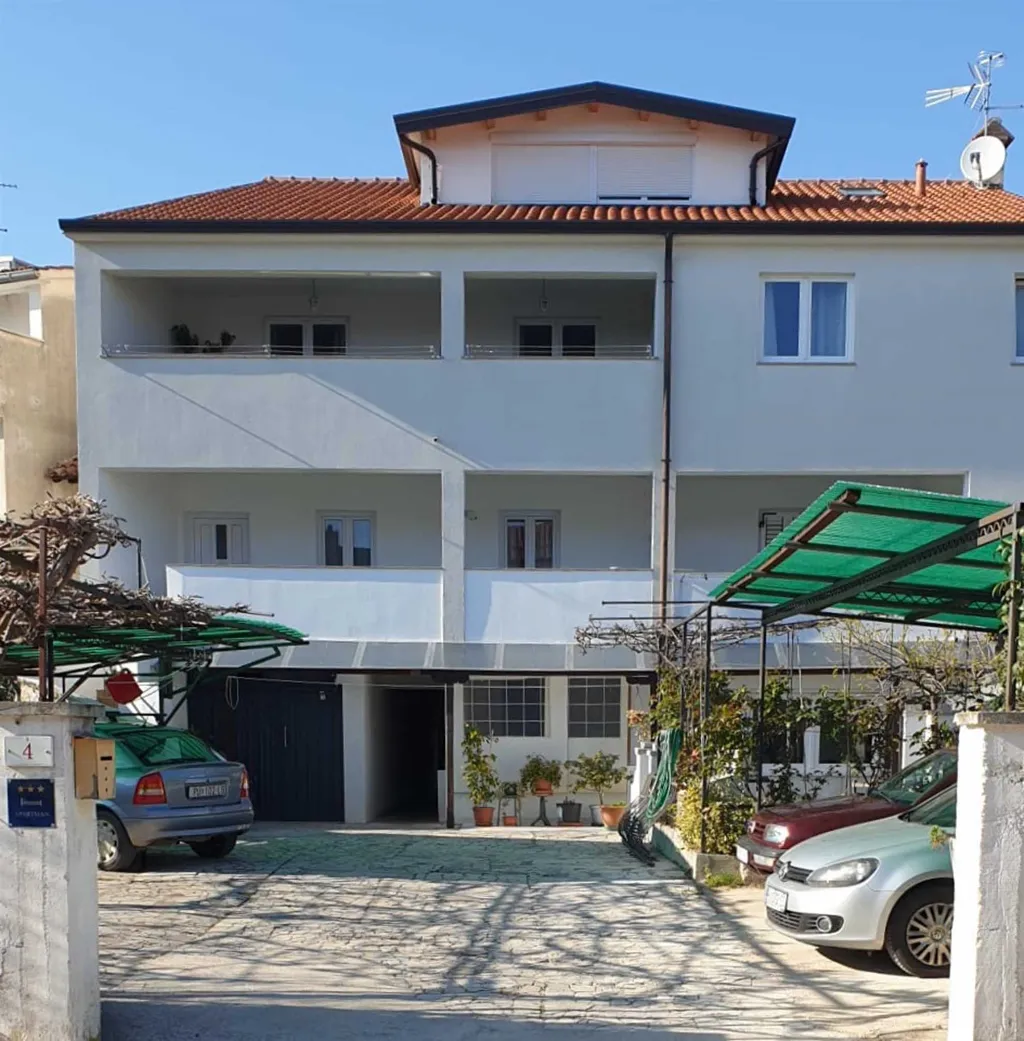 Two-Bedroom Apartment for 4 in Rovinj with Parking