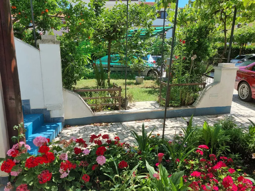 Two-Bedroom Apartment for 4 in Rovinj with Parking