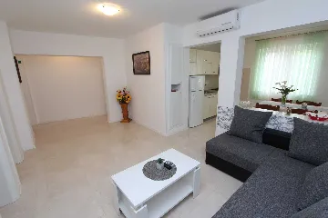 Two-Bedroom Apartment for 4 in Rovinj with Parking