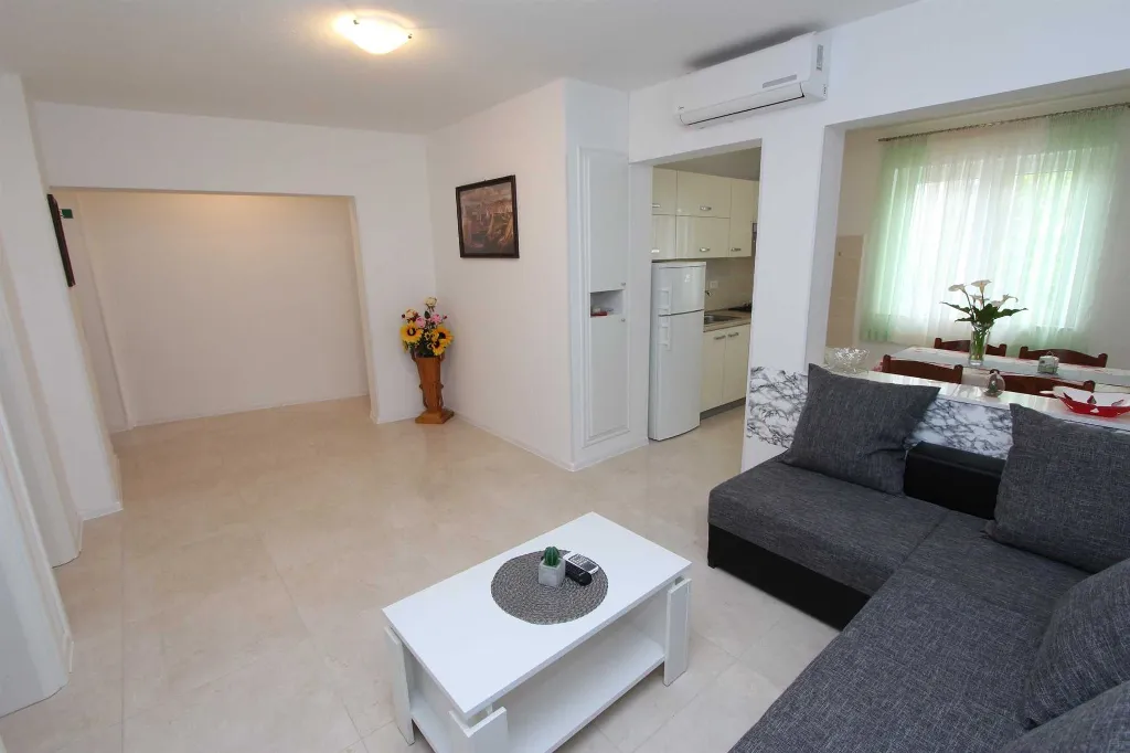 Two-Bedroom Apartment for 4 in Rovinj with Parking