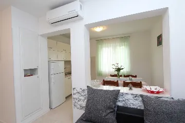 Two-Bedroom Apartment for 4 in Rovinj with Parking