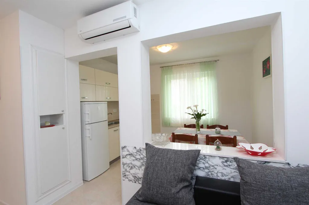 Two-Bedroom Apartment for 4 in Rovinj with Parking