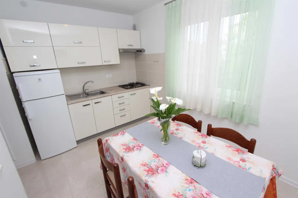 Two-Bedroom Apartment for 4 in Rovinj with Parking