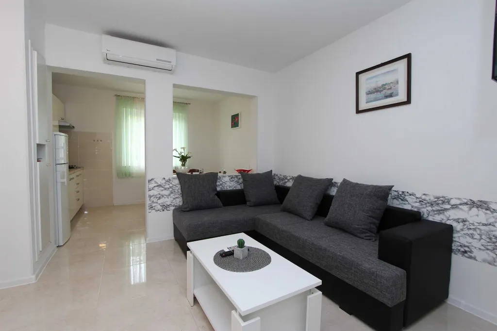 Two-Bedroom Apartment for 4 in Rovinj with Parking