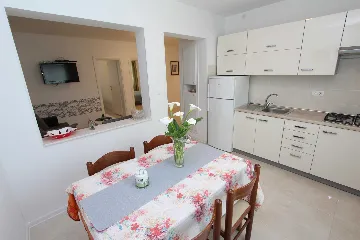 Two-Bedroom Apartment for 4 in Rovinj with Parking