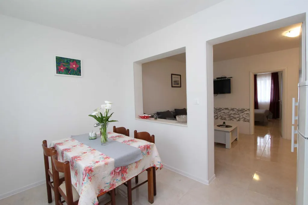 Two-Bedroom Apartment for 4 in Rovinj with Parking