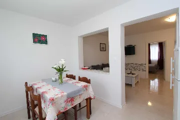 Two-Bedroom Apartment for 4 in Rovinj with Parking