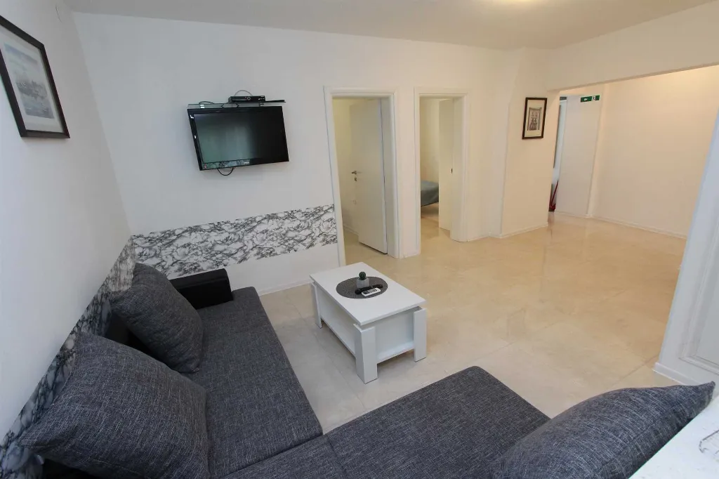 Two-Bedroom Apartment for 4 in Rovinj with Parking