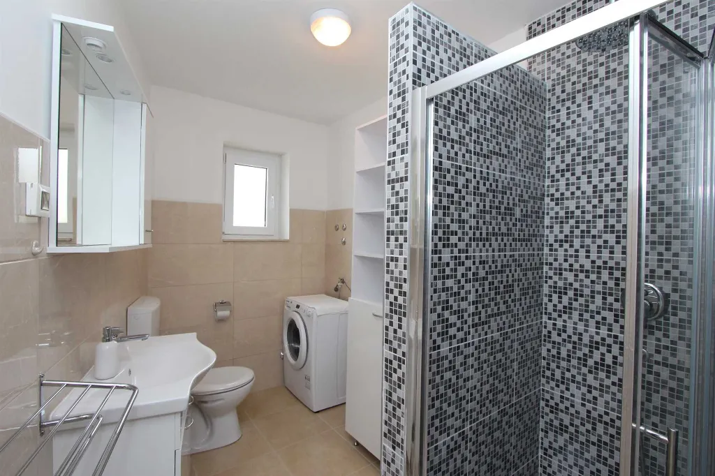 Two-Bedroom Apartment for 4 in Rovinj with Parking