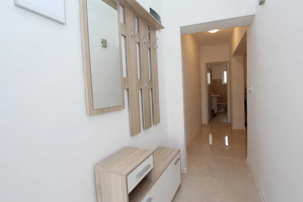 Two-Bedroom Apartment for 4 in Rovinj with Parking