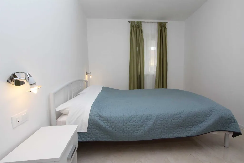 Two-Bedroom Apartment for 4 in Rovinj with Parking