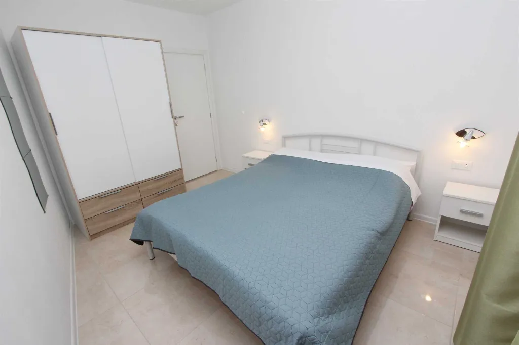 Two-Bedroom Apartment for 4 in Rovinj with Parking