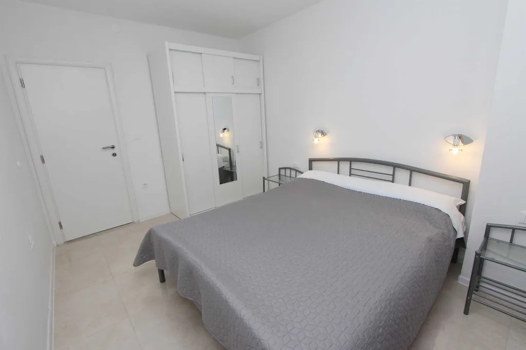 Two-Bedroom Apartment for 4 in Rovinj with Parking