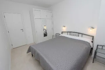 Two-Bedroom Apartment for 4 in Rovinj with Parking