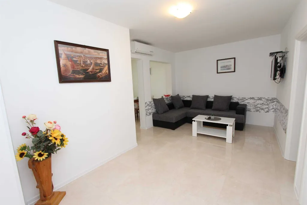 Two-Bedroom Apartment for 4 in Rovinj with Parking