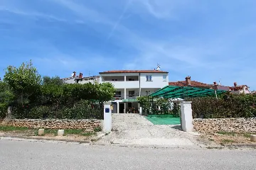 Two-Bedroom Apartment for 4 in Rovinj with Parking