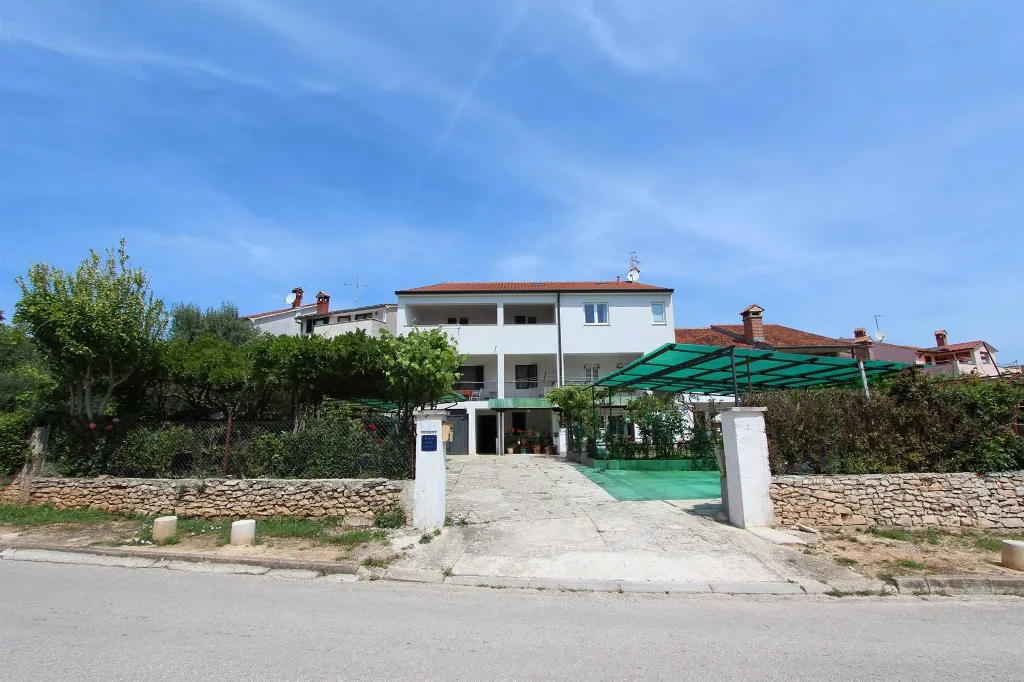 Two-Bedroom Apartment for 4 in Rovinj with Parking