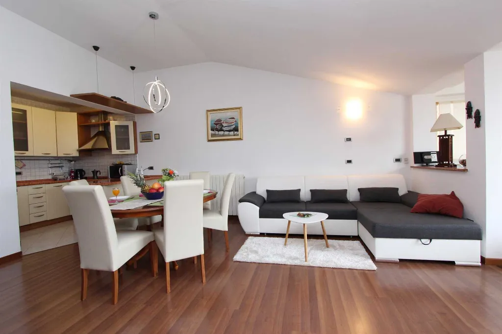 Three-Bedroom Apartment in Rovinj with Balcony