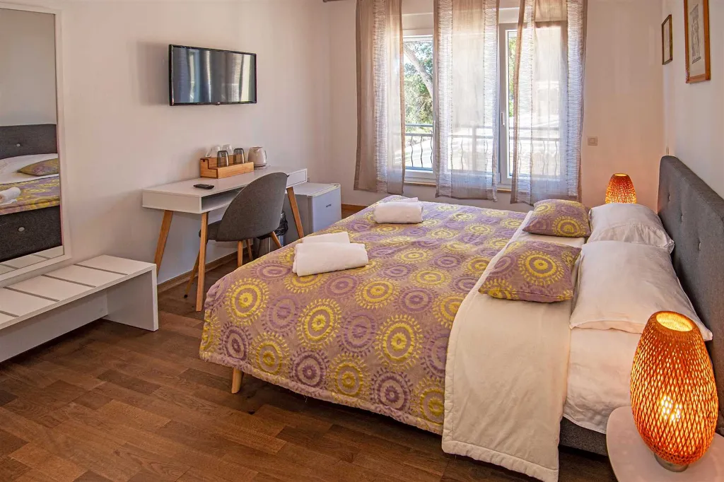 Double Room for 2 in Rovinj with Side Sea View