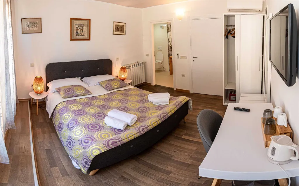 Double Room for 2 in Rovinj with Side Sea View