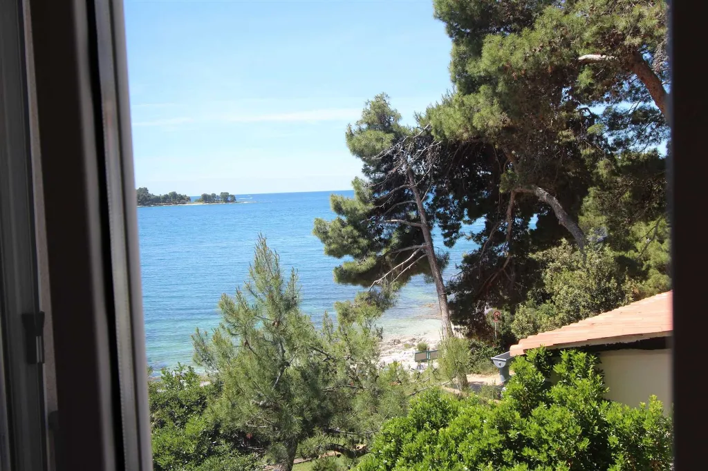 Double Room for 2 in Rovinj with Side Sea View