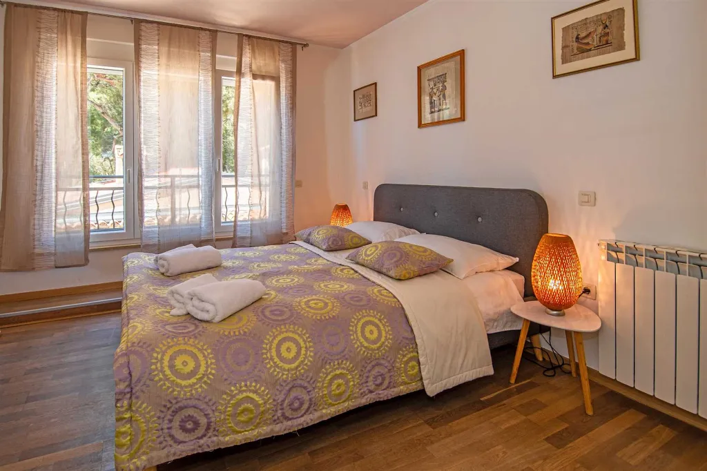 Double Room for 2 in Rovinj with Side Sea View