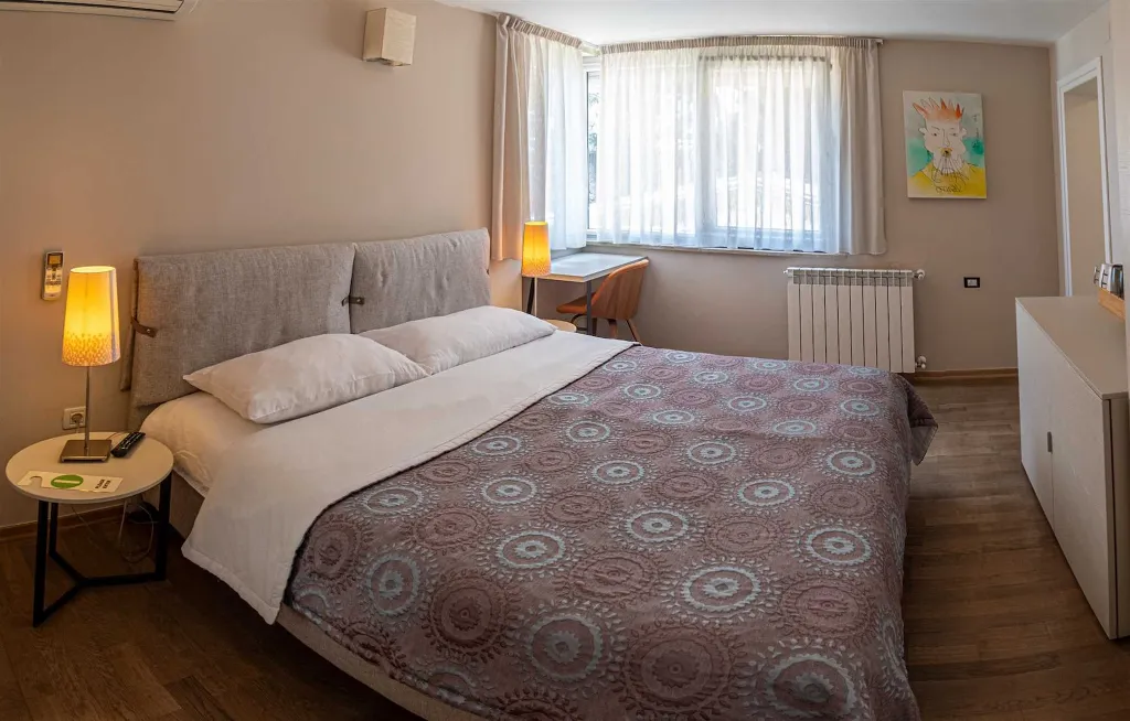 Double Room for 2 Guests in Rovinj with Side Sea View