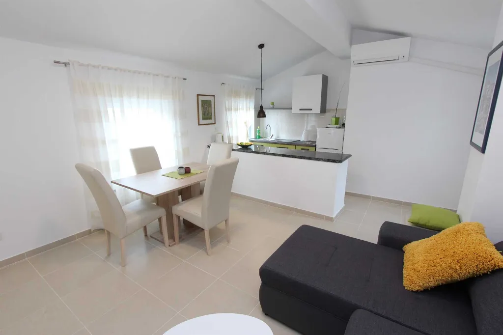 One-Bedroom Apartment in Rovinj for 2–4 Guests