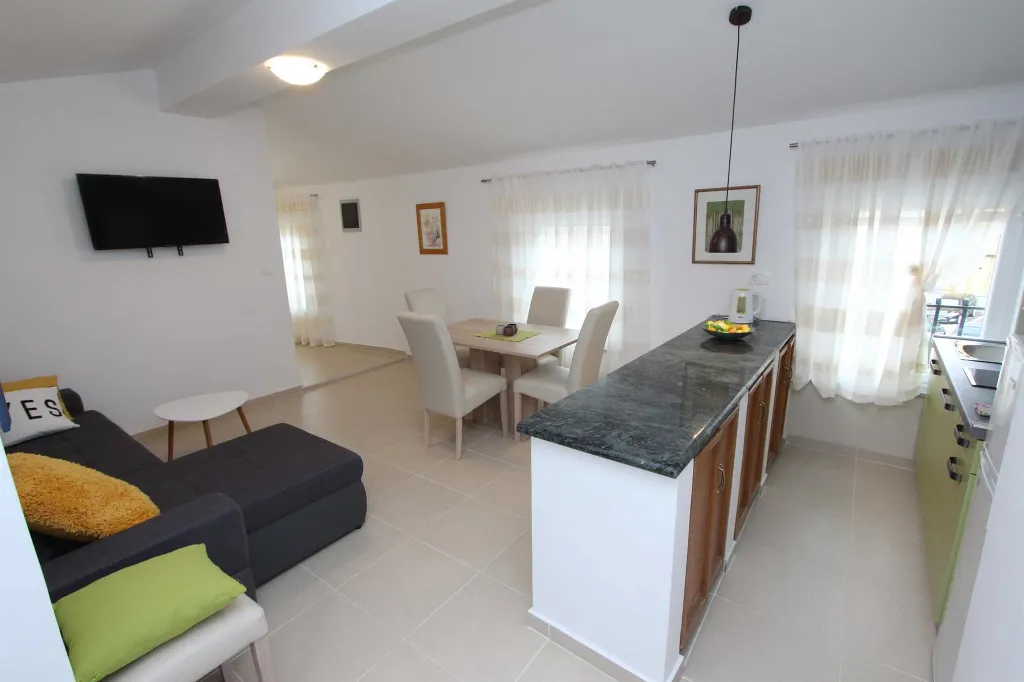 One-Bedroom Apartment in Rovinj for 2–4 Guests