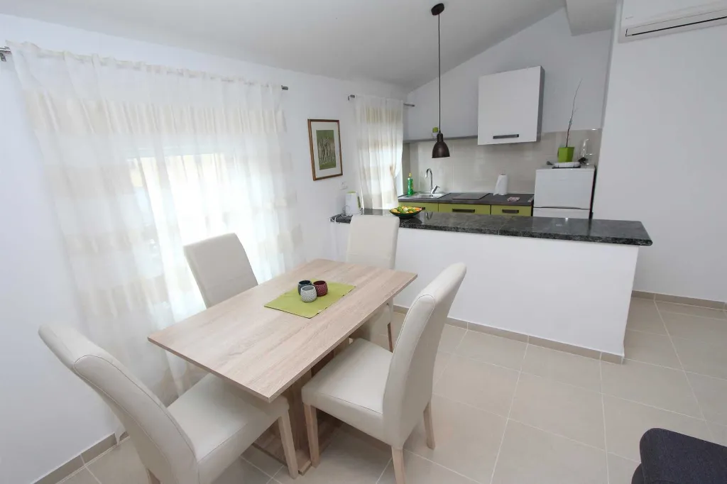 One-Bedroom Apartment in Rovinj for 2–4 Guests