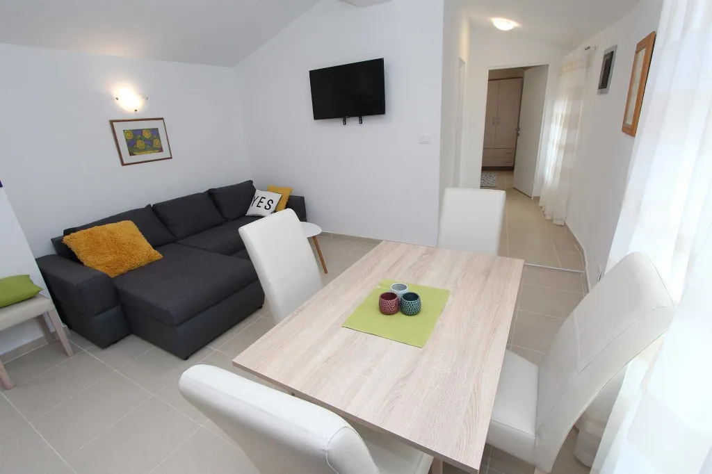 One-Bedroom Apartment in Rovinj for 2–4 Guests