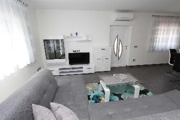 Three-Bedroom Apartment in Rovinj with Parking