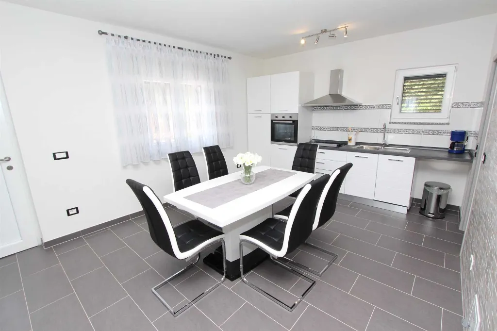 Three-Bedroom Apartment in Rovinj with Parking
