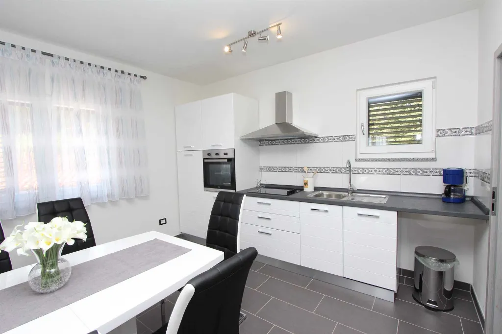 Three-Bedroom Apartment in Rovinj with Parking